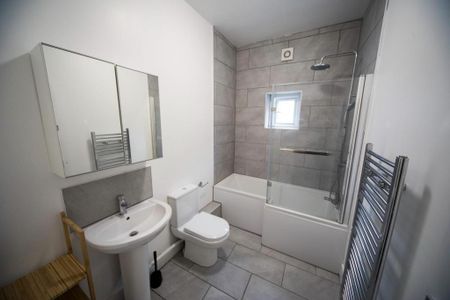 1 bedroom in a house share to rent - Photo 2