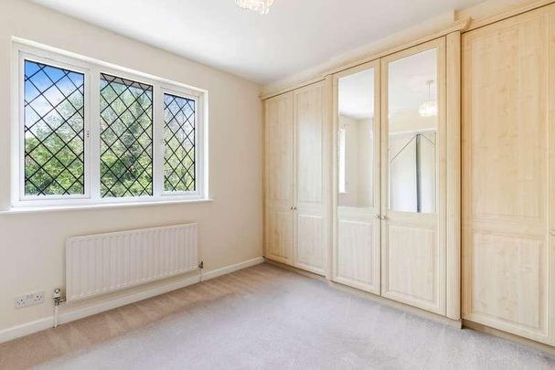 Almshouse Lane, Chessington, KT9 - Photo 1