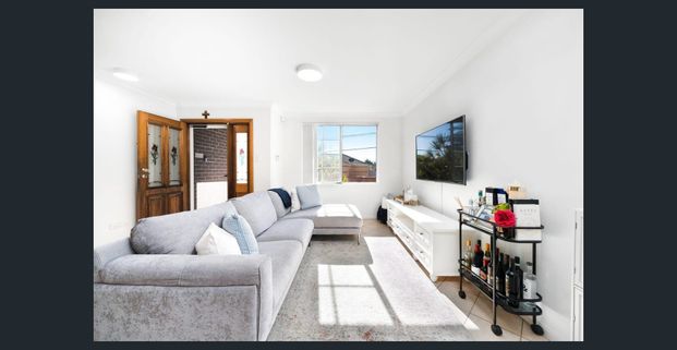 Stylish North-Facing Townhouse in Boutique Croydon Complex - Photo 1