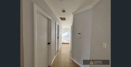 Spacious 3 Bedroom 2 Bathroom Villa - Photo 3