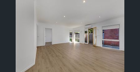 Oversized 3 bedroom home - gardening maintenance included - Photo 5