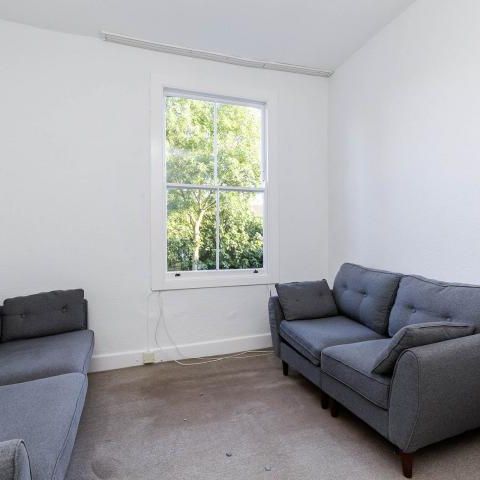 located on the top floor and perfect for 3 sharers and close to a tube station - Photo 1