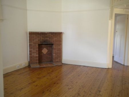 Beautifully presented three bedroom freestanding home in excellent location. - Photo 4