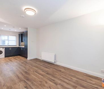 8 Roseville Park, Lisburn, BT27 4XT - Photo 2