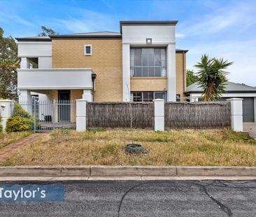 MODERN TOWNHOUSE WITH PARKLAND VIEWS & PRIME LOCATION - Photo 2