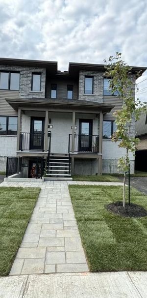 Beautiful Two-Storey 5½ Apartment in a Triplex for Rent in Longueuil! - Photo 1