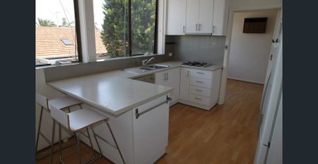 Spacious, Refurbished Apartment in Prime St Kilda East Location - Photo 4