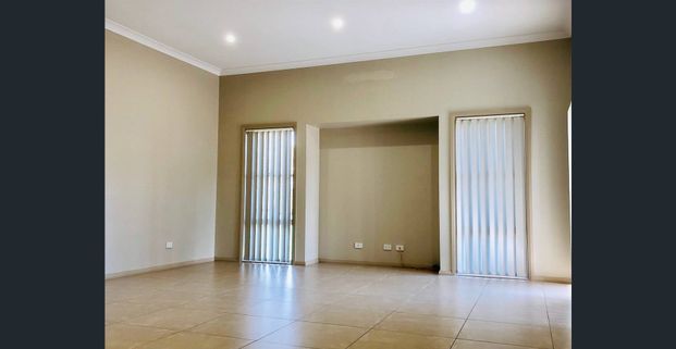 3 BEDROOM HOME WITH DOUBLE LOCK UP GARAGE + LARGE SHED + SIDE ACCESS - Photo 1