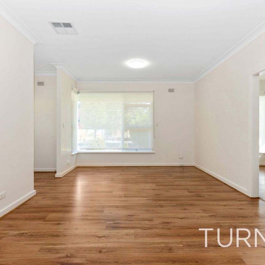 Simply Relax, Move In and Enjoy this Superb Unit - A Short Stroll to Jetty Road and all Services. - Photo 1