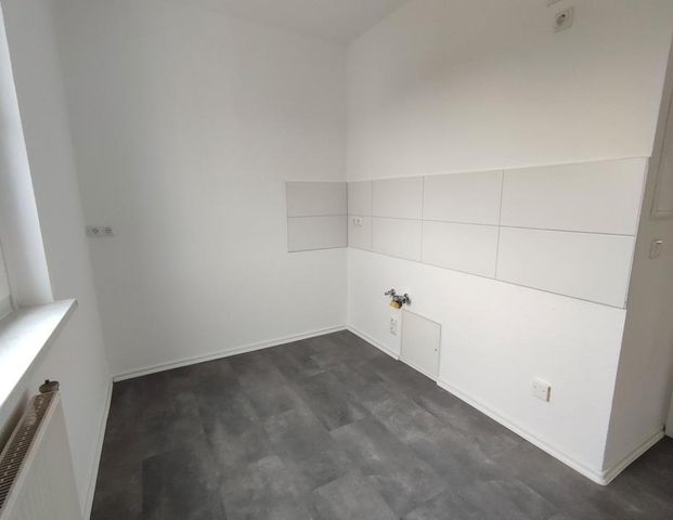 Einziehen und Wohlfühlen...neu gefliestes Bad - sofort anmieten zum Sondermietpreis - Foto 1