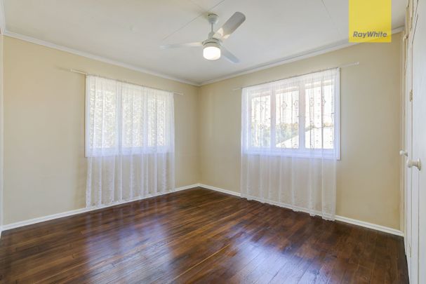 4 Bedrooms home Fully Fenced In Great Location With Air con - Photo 1