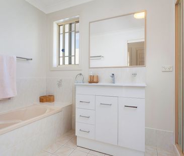 Charming Two-Bedroom Townhouse - Photo 5