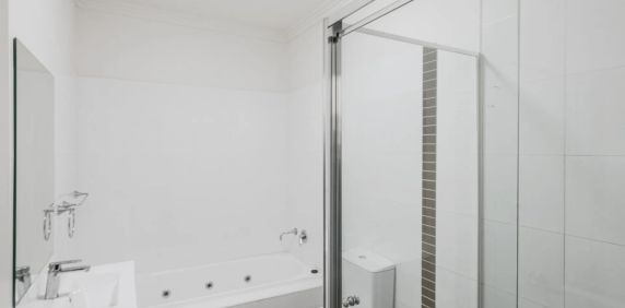 Modern 2 Bedroom - Bright, Spacious & Perfect for Entertaining! - Photo 2
