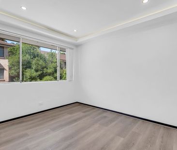 RENOVATED SPACIOUS APARTMENT | WALK TO STOCKLAND & STATION! - Photo 4