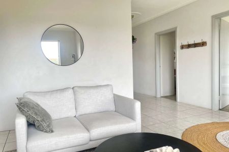 Semi sized art deco apartment in great location - Photo 2