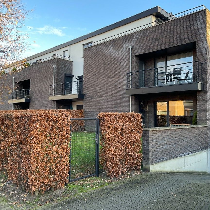 Gelijkvloers appartement met twee slaapkamers en twee terrassen en tuintjes. - Foto 1