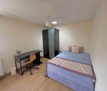 4 bedroom flat to rent - Photo 3