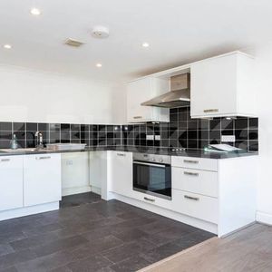 Spacious two double bedroom property set in modern development - Photo 2