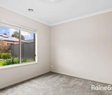Beautiful 3 bedroom home in Cranbourne North close to school! - Photo 3