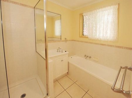 SPACIOUS 4 BEDROOM FAMILY HOME WITH MODERN COMFORTS, GENEROUS OUTDOOR SPACE AND A DOUBLE LOCK UP GARAGE IN A HIGHLY SOUGHT AFTER CLINTON LOCATION - Photo 4