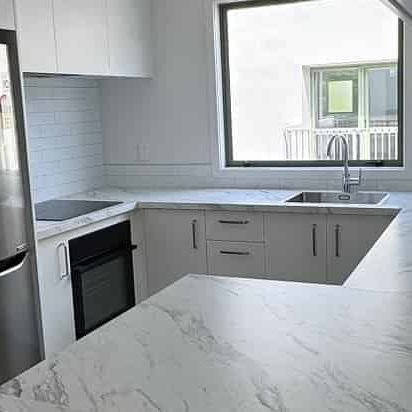 Newly refurbished large townhouse! - Photo 1