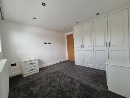 4 bedroom semi-detached house to rent - Photo 4
