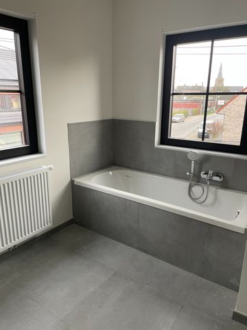 Drie slaapkamer EENGEZINSWONING met garage & tuin - Photo 2