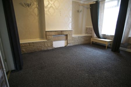 3 Bed House to Let on Calverley Street, Preston - Photo 3