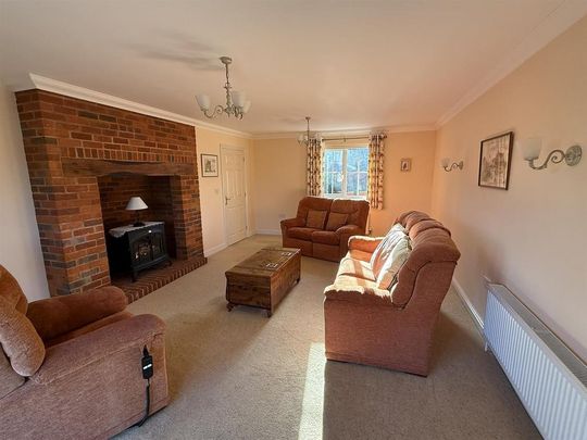 3 bedroom detached bungalow to rent - Photo 1