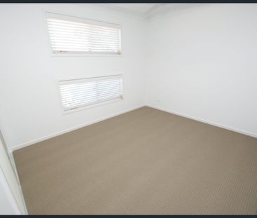 4 BEDROOM FAMILY HOME - Photo 1