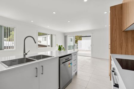 BRAND NEW MODERN AND STYLISH TOWNHOUSE - PRIME MOUNT HUTTON POSITION - Photo 4