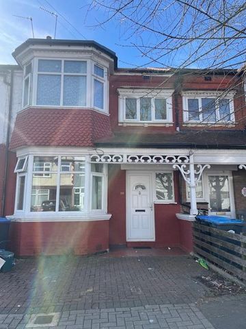 4 bedroom semi-detached house to rent - Photo 5