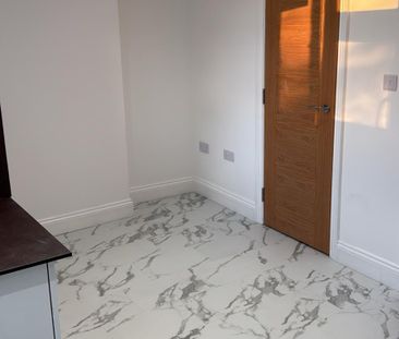 Two bedrooms two bathrooms first floor flat next to Newbury Park st... - Photo 5