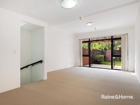 FAMILY SIZED TOWNHOUSE IN PRIME POSITION - Photo 2