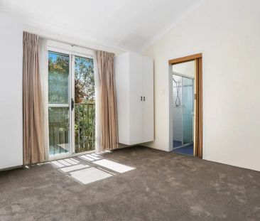 SPACIOUS PARKSIDE TOWNHOUSE - Photo 1