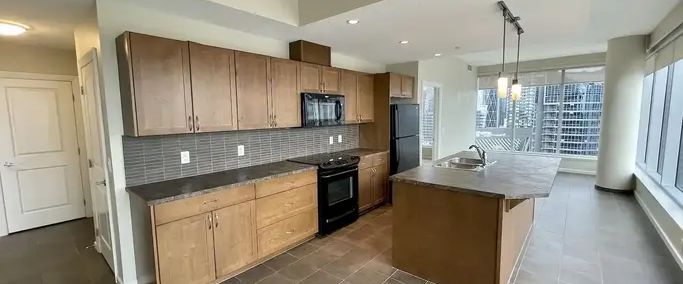 Luxury 2-Bedroom Condo with Downtown Views & Modern Amenities – Move in Today! | 211 13 Ave SE, Calgary - Photo 1