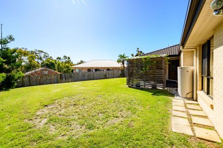 SPACIOUS 4 BEDROOM 2 BATHROOM HOME IN A QUIET SUBURB - Photo 5