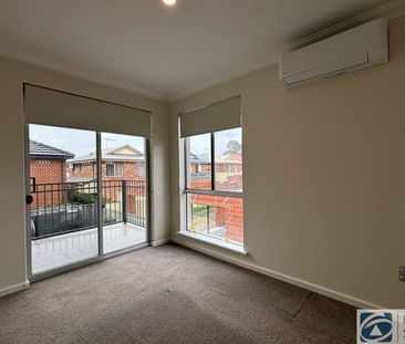 MODERN 3 X 1 TOWNHOUSE IN SECURE COMPLEX HOME OPEN THURSDAY 19 FEBR... - Photo 3