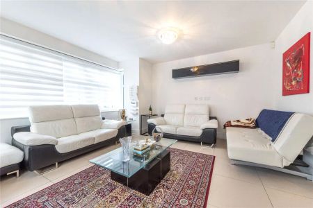 4 bedroom house in Roehampton - Photo 5