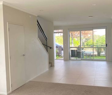 Spacious 4-Bedroom, 2-Bathroom Home with 2 Living Areas - Photo 3