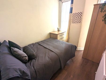 DOUBLE ROOM OFF GLOUCESTER ROAD - Photo 4