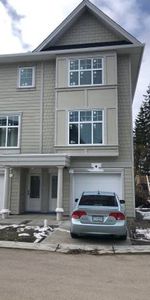 Modern 3Bedroom Townhouse ( End Unit) Avail Oct 15th/ Nov 1st - Photo 4