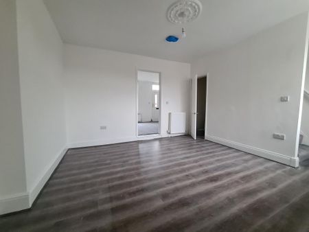 2 bedroom end of terrace house to rent - Photo 4