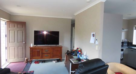 Comfortable Family Home close to everything - Photo 2