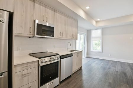 16 Champagne Avenue South - 305 - Photo 5