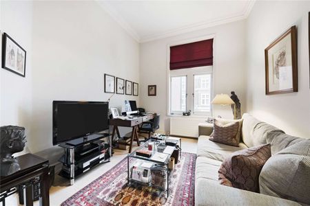 A charming three bedroom lateral flat situated on a popular street in the heart of Chelsea with access to communal gardens. - Photo 3