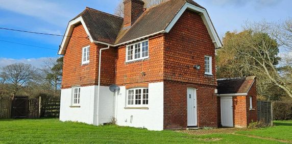 Maplehurst, RH13 - Photo 2