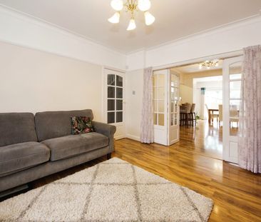 4 Bed Terraced House, West Court, HA0 - Photo 2