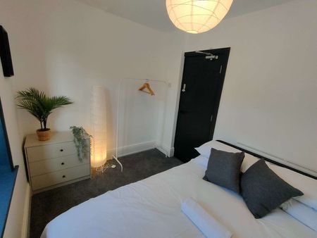 Furnished room available close to Hospital Room 4 - Photo 3