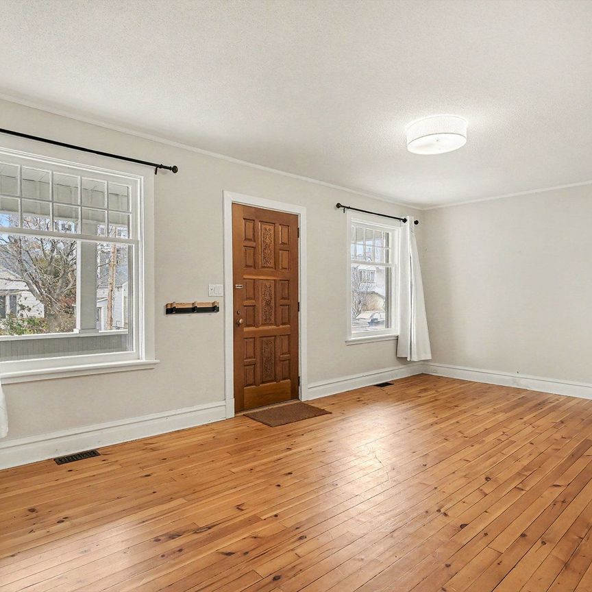 For Lease - 8 Carlotta Avenue, Vanier and Kingsview Park, Ontario - Photo 1